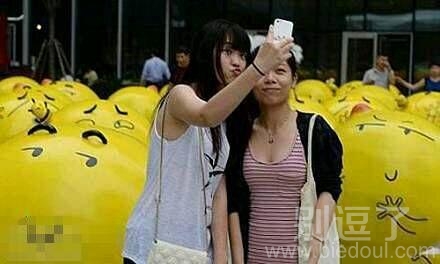 妹子你这样卖萌让后面的柠檬君很不爽啊 妹子你这样卖萌让后面的柠檬君很不爽啊