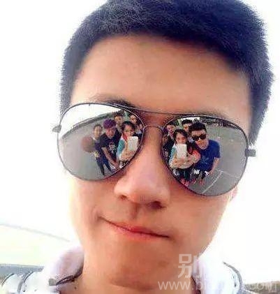 这自拍技术也太高端了吧