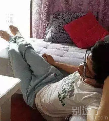 这雷人的睡觉姿势