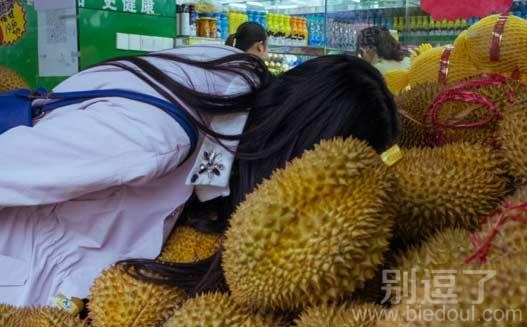 好奇葩的姑娘，莫非她的职业病犯了