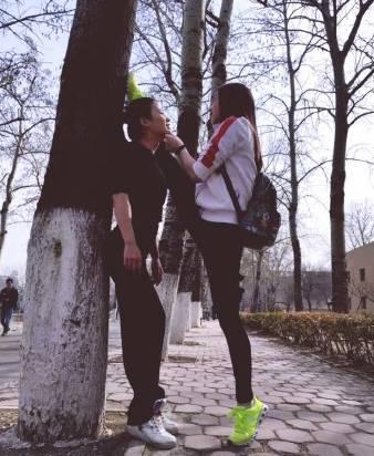 来感受一下最流行的一字马壁咚 来感受一下最流行的一字马壁咚