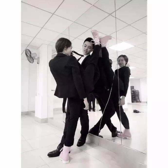 来感受一下最流行的一字马壁咚 来感受一下最流行的一字马壁咚