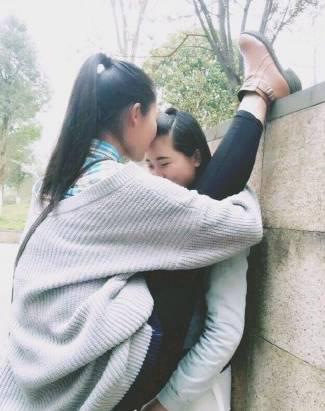 来感受一下最流行的一字马壁咚 来感受一下最流行的一字马壁咚