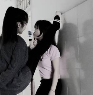 来感受一下最流行的一字马壁咚 来感受一下最流行的一字马壁咚