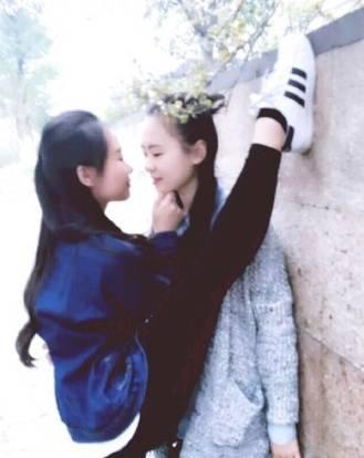 来感受一下最流行的一字马壁咚 来感受一下最流行的一字马壁咚