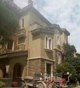 小洋楼前的拖拉机。 小洋楼前的拖拉机。