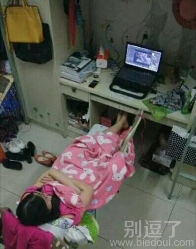 妹子这姿势真霸气 妹子这姿势真霸气