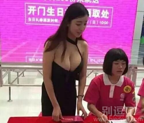 妹子是不是一脸尴尬呀 妹子是不是一脸尴尬呀