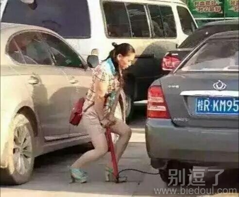 妹子打得好卖力呀