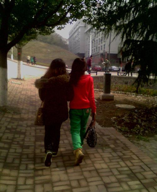 把自己穿成红绿灯的女孩。