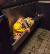 貌似在小便池睡着了
