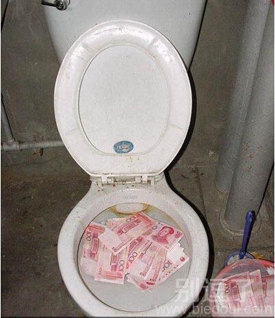 在马桶里的人民币。 在马桶里的人民币。