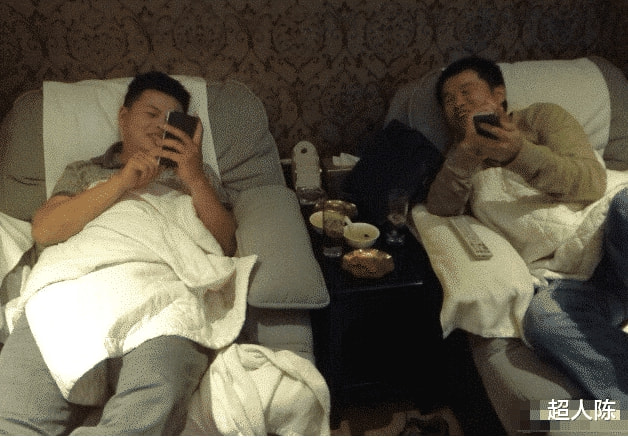 “在海鲜市场买了一斤虾,回家熟了一半...”哈哈哈热到窒息了! “在海鲜市场买了一斤虾,回家熟了一半...”哈哈哈热到窒息了!
