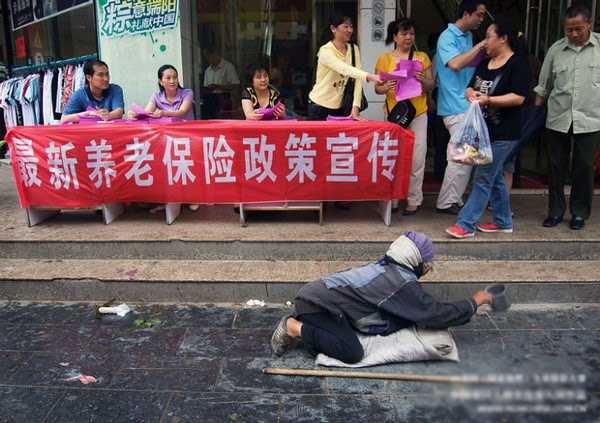 犀利的讽刺图片,看大标语背后的故事。