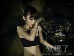 正在修汽车的妹子。 正在修汽车的妹子。