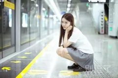 正在等地铁的妹子。