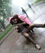 都不放过雕像啊妹子