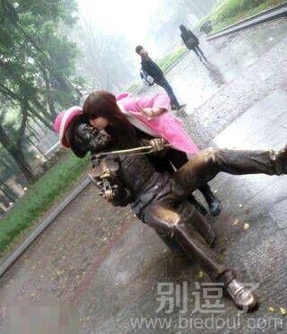 都不放过雕像啊妹子 都不放过雕像啊妹子