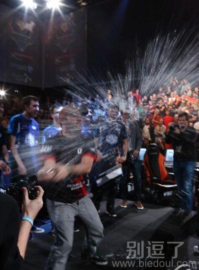 这个庆祝方式很独特呀 这个庆祝方式很独特呀