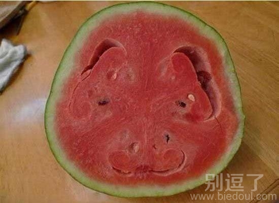 愁眉苦脸的西瓜。 愁眉苦脸的西瓜。