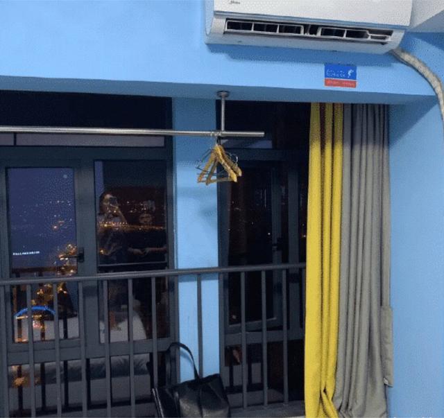 一哥们在殡仪馆值班守夜，闲着无聊，半夜用手机搜附近的人