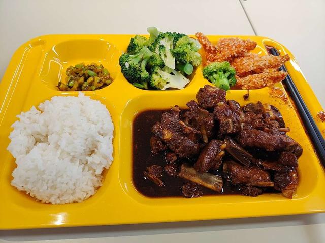 一哥们在殡仪馆值班守夜，闲着无聊，半夜用手机搜附近的人