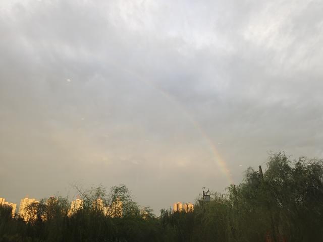 一哥们在殡仪馆值班守夜，闲着无聊，半夜用手机搜附近的人