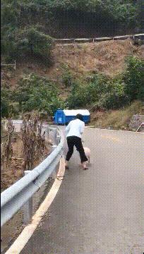 女同事约我打网球,她突然摆出这个姿势,是在暗示我吗?哈哈哈哈 女同事约我打网球,她突然摆出这个姿势,是在暗示我吗?哈哈哈哈