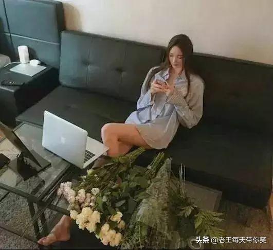 “老婆出差在酒店给我发的照片，桌子上那是胶水吗？”哈哈哈