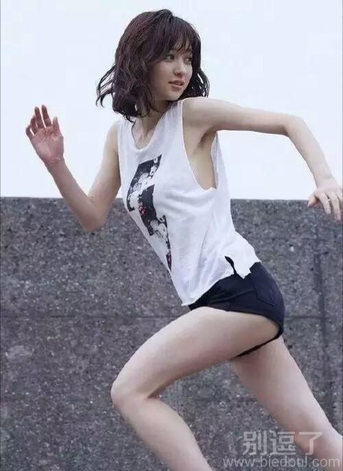 是在跑还是在摆姿势呢？