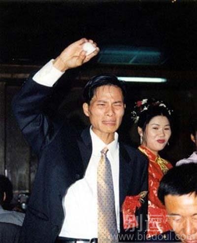 这新郎是有多不情愿呀 这新郎是有多不情愿呀