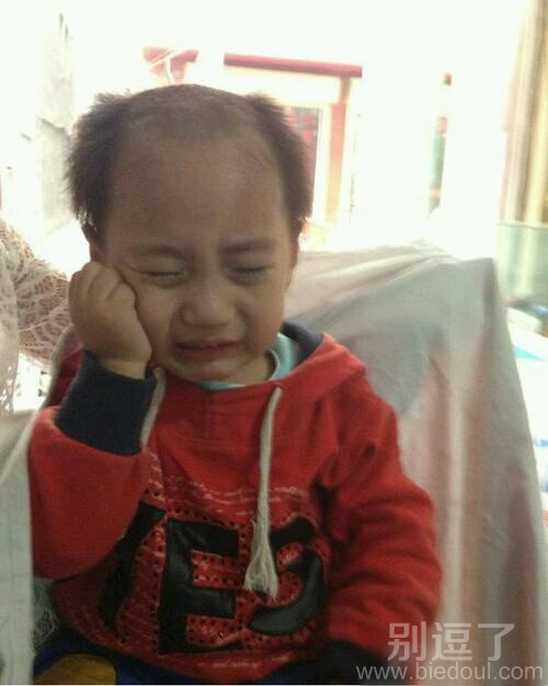 一个搞笑的孩子。