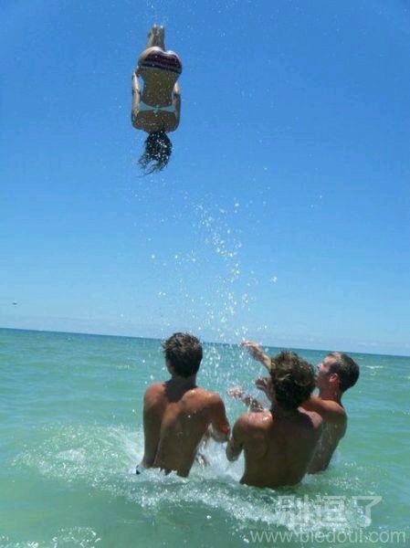 一个在空中的妹子。