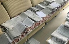 在沙发上的书。。