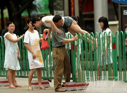 在横跨栏杆的人。。