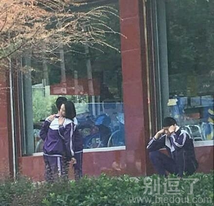 一个单身狗在旁边。