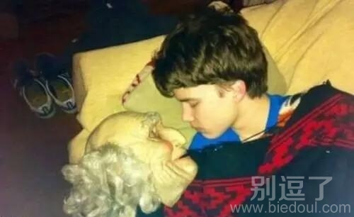 这是对弟弟偷拿我钱的惩罚 这是对弟弟偷拿我钱的惩罚