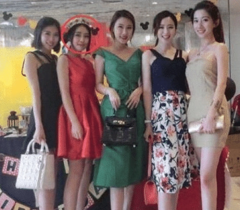 “看还珠格格,为什么尔康要搂着金锁?”求讲解! “看还珠格格,为什么尔康要搂着金锁?”求讲解!