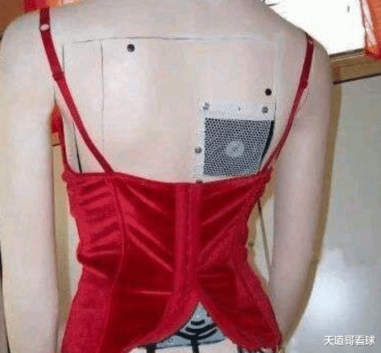 “改装机箱人才辈出!哈哈哈哈...我就想知道开机键在哪里?” “改装机箱人才辈出!哈哈哈哈...我就想知道开机键在哪里?”