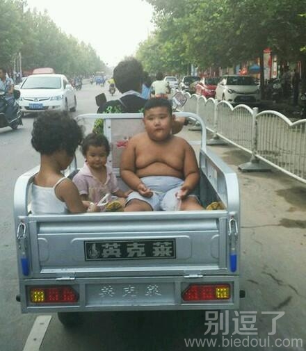 一个漏点的小胖子。 一个漏点的小胖子。