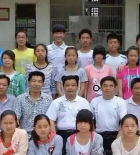 妹子,你可长点心吧,以后还敢穿裙子骑车吗,这下尴尬了吧 妹子,你可长点心吧,以后还敢穿裙子骑车吗,这下尴尬了吧