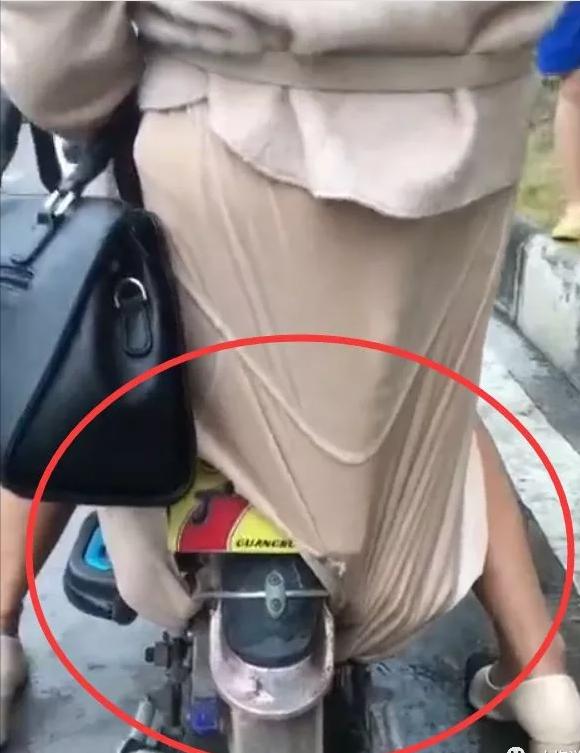 妹子,你可长点心吧,以后还敢穿裙子骑车吗,这下尴尬了吧 妹子,你可长点心吧,以后还敢穿裙子骑车吗,这下尴尬了吧