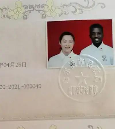 妹子,你可长点心吧,以后还敢穿裙子骑车吗,这下尴尬了吧 妹子,你可长点心吧,以后还敢穿裙子骑车吗,这下尴尬了吧