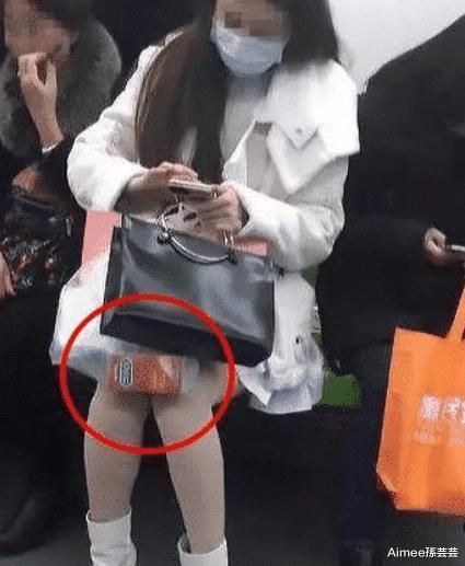 美女,下次换个黑色的袋子装吧,露出的东西太令人尴尬了。哈哈哈 美女,下次换个黑色的袋子装吧,露出的东西太令人尴尬了。哈哈哈