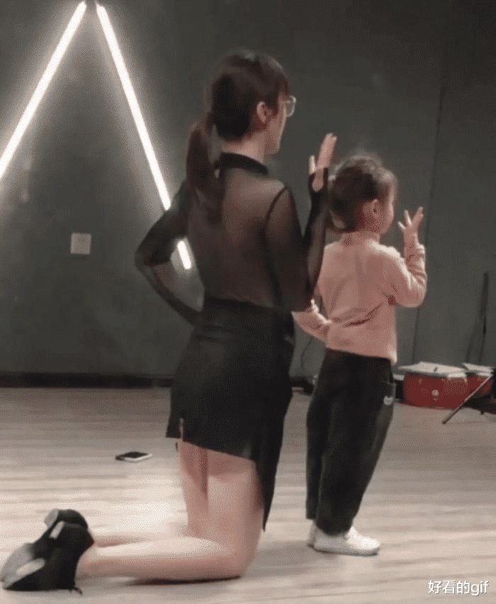 “为了女儿的将来父亲帮她报了舞蹈班!网友:还收人吗?”哈哈哈 “为了女儿的将来父亲帮她报了舞蹈班!网友:还收人吗?”哈哈哈