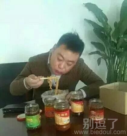 大哥伙食不错啊，还是5个菜