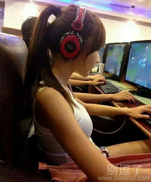 今天去网吧,看妹子玩了一下午 今天去网吧,看妹子玩了一下午