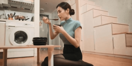 男友第一次见漂亮丈母娘就傻了,俩人竟是老相识!哈哈哈 男友第一次见漂亮丈母娘就傻了,俩人竟是老相识!哈哈哈