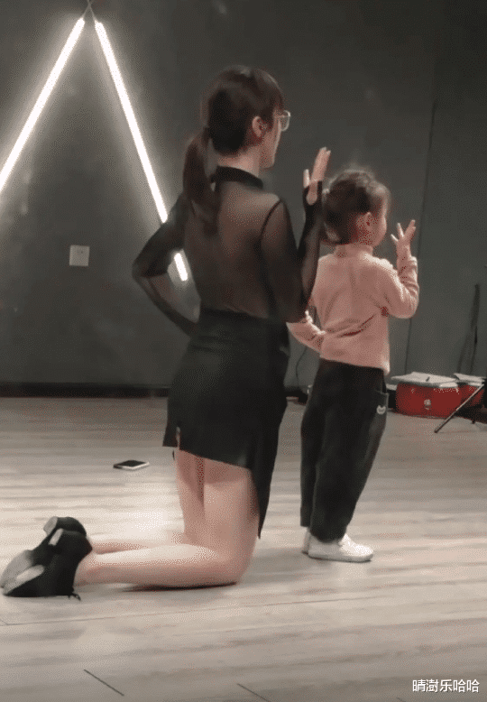 “为了女儿的将来父亲帮她报了舞蹈班!网友:还收人吗?”哈哈哈哈 “为了女儿的将来父亲帮她报了舞蹈班!网友:还收人吗?”哈哈哈哈