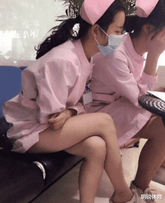 “护士小姐姐你能不能多穿一点啊,搞得我刚缝合的伤口又开了!”哈哈哈 “护士小姐姐你能不能多穿一点啊,搞得我刚缝合的伤口又开了!”哈哈哈
